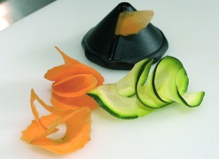 Spiral vegetable peeler