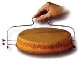 Horizontal cake cutter with 2 strip